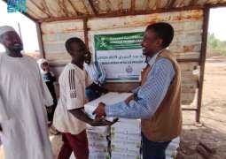 مركز الملك سلمان للإغاثة يوزع (1,500) كرتون تمر في عدة محليات بولاية سنار بالسودان