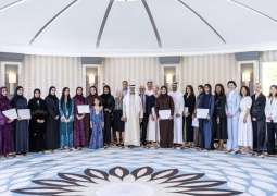 نهيان بن مبارك يكرِّم الفائزين بجوائز مجموعة أبوظبي للثقافة والفنون ومستفيدين من برنامج الإقامات الفنية