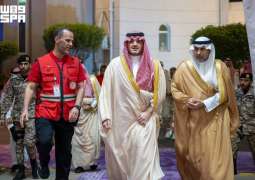 الأمير عبدالعزيز بن سعود يقف على سير العمل بمركز الترحيل الطبي والقيادة والتحكم بهيئة الهلال الأحمر السعودي