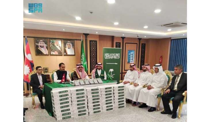 مركز الملك سلمان للإغاثة يسلّم 25 طنًا من التمور هدية المملكة لـ