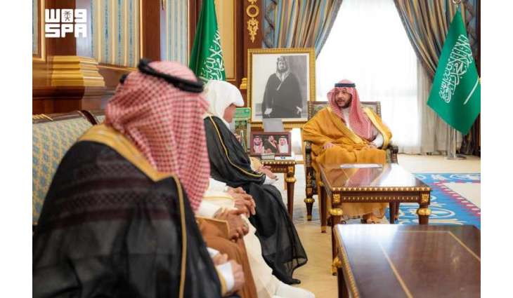 نائب أمير منطقة المدينة المنورة يستقبل رئيس جمعية المتقاعدين بالمنطقة