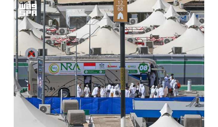 حجاج بيت الله الحرام يتوافدون إلى مشعر منى لقضاء يوم التروية