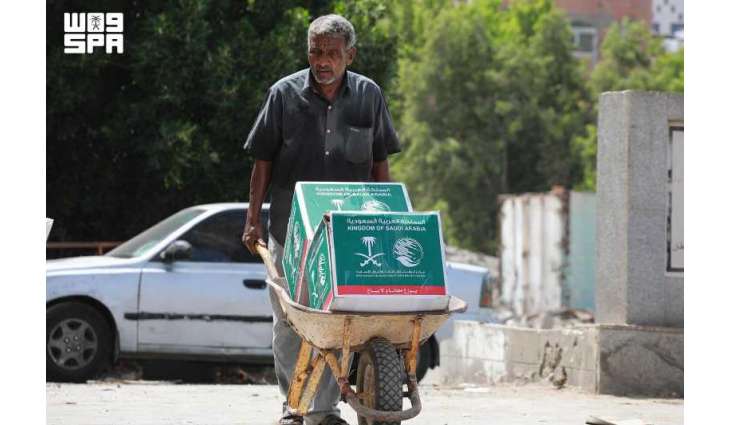 مركز الملك سلمان للإغاثة يوزع (2,734) سلة غذائية في مديرية خور مكسر بمحافظة عدن