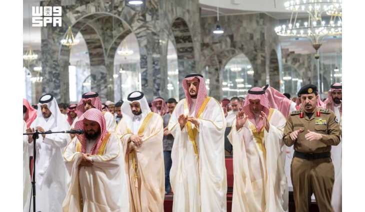 محافظ الطائف يؤدي صلاة عيد الأضحى