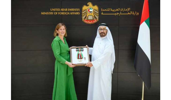 رئيس الدولة يمنح سفيرة أيرلندا وسام زايد الثاني من الطبقة الأولى