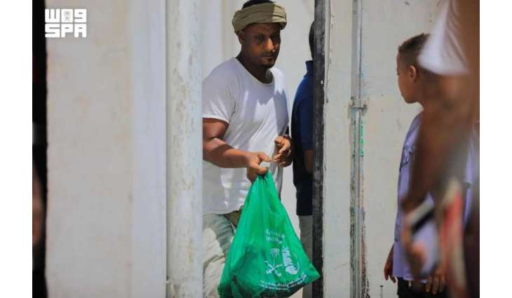 مركز الملك سلمان للإغاثة يوزع (2,200) أضحية في مديريتي المكلا وسيئون بمحافظة حضرموت