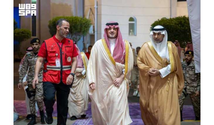 الأمير عبدالعزيز بن سعود يقف على سير العمل بمركز الترحيل الطبي والقيادة والتحكم بهيئة الهلال الأحمر السعودي