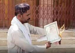 Unemployed graduate burns degrees in Quetta protest over joblessness