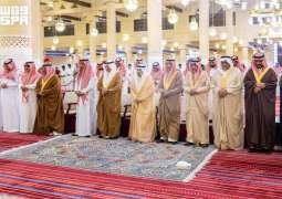 أمير منطقة الرياض يؤدي صلاة الميت على والدة خالد بن مطلق بن خرصان