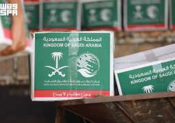 مركز الملك سلمان للإغاثة يوزّع (2.806) سلال غذائية في مديريتي المنصورة وخور مكسر بمحافظة عدن
