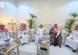 أمير منطقة حائل يقدم واجب العزاء لأسرة العواد