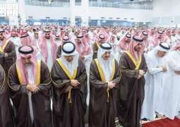 أمير المنطقة الشرقية يؤدي صلاة الميت على شهداء حادث سقوط الطائرة المروحية التابعة لشركة أرامكو