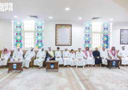 أمير المنطقة الشرقية يقدّم العزاء لعدد من أسر شهداء حادث سقوط المروحية
