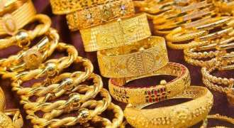 Gold prices in Pakistan drop by Rs4,100 per tola as global market declines