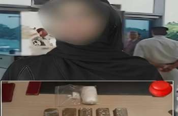 القبض علی فتاة أخفت حشیش و کوکایین داخل جسدھا في مصر