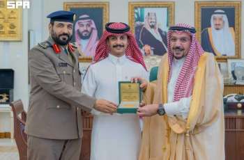 أمير منطقة القصيم يُكرِّم السلوم تقديرًا لموقفه في التعامل مع مركبة مشتعلة وإبعادها عن موقعها