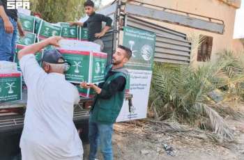 مركز الملك سلمان للإغاثة يوزّع (750) كرتون تمر في محافظة دير الزور بسوريا