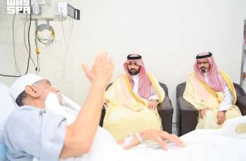 أمير منطقة جازان ونائبه يزوران شيخ شمل محافظة ضمد للاطمئنان على صحته