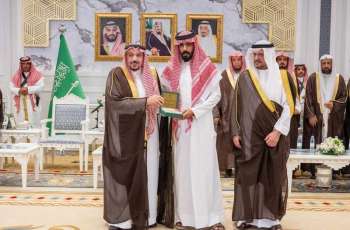 أمير منطقة القصيم يكرّم المواطن محمد العرماني تقديرًا لموقفه الإنساني النبيل