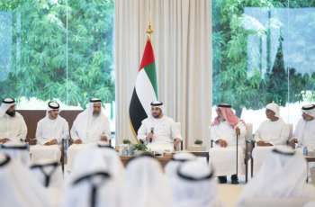 حمدان بن زايد يستقبل عدداً من المواطنين في قصر الظنة ويشيد بالكوادر المتميزة في منطقة الظفرة