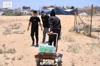 مركز الملك سلمان للإغاثة يواصل دعم الأمن الغذائي لإغاثة الشعب الفلسطيني في مدينة دير البلح بقطاع غزة