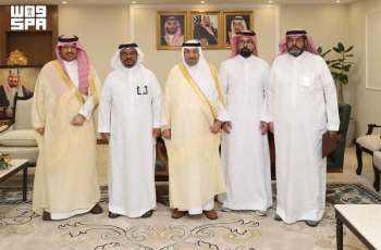 أمير نجران يُسلّم متبرعين بالكلى وسام الملك عبدالعزيز من الدرجة الثالثة