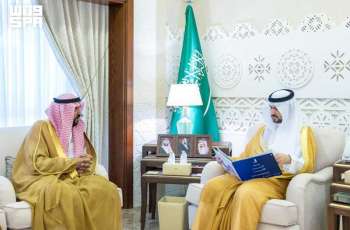 نائب أمير المنطقة الشرقية يستقبل رئيس وأعضاء جمعية قدوات لكبار السن