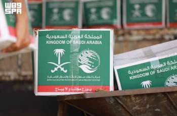 مركز الملك سلمان للإغاثة يوزّع (2.806) سلال غذائية في مديريتي المنصورة وخور مكسر بمحافظة عدن