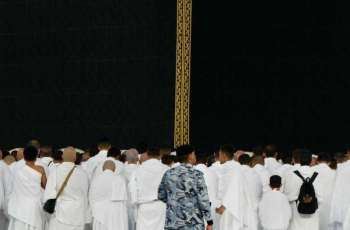 Grand Mosque Reflects Islamic Unity as Worshippers Perform Rituals in Spiritual Atmosphere