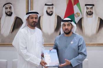 Hamdan bin Zayed receives copy of Abu Dhabi geographical guide