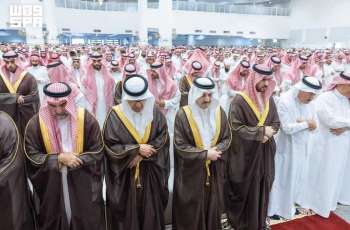 أمير المنطقة الشرقية يؤدي صلاة الميت على شهداء حادث سقوط الطائرة المروحية التابعة لشركة أرامكو