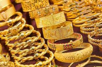 Gold prices in Pakistan drop by Rs4,100 per tola as global market declines