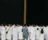 Grand Mosque Reflects Islamic Unity as Worshippers Perform Rituals in Spiritual Atmosphere