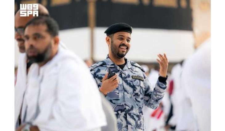 رجل الأمن السعودي .. مشاهد إنسانية تتكرر كل عام