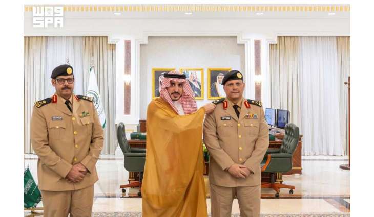 أمير الجوف يُقلّد مساعد قائد حرس الحدود بالمنطقة رتبته الجديدة