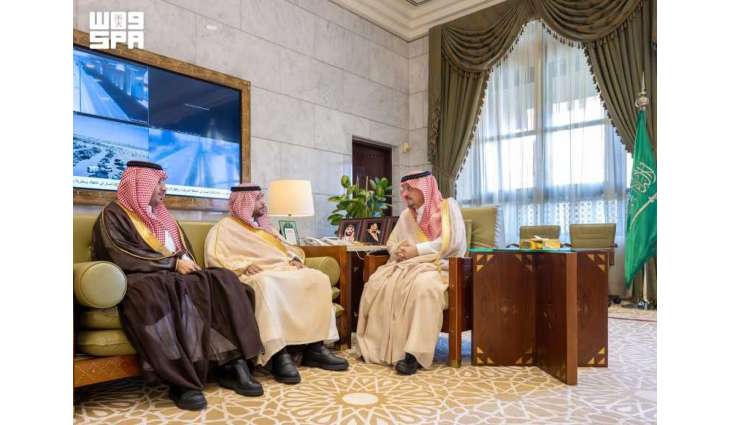 أمير الرياض يستقبل مدير فرع وزارة التجارة بالمنطقة