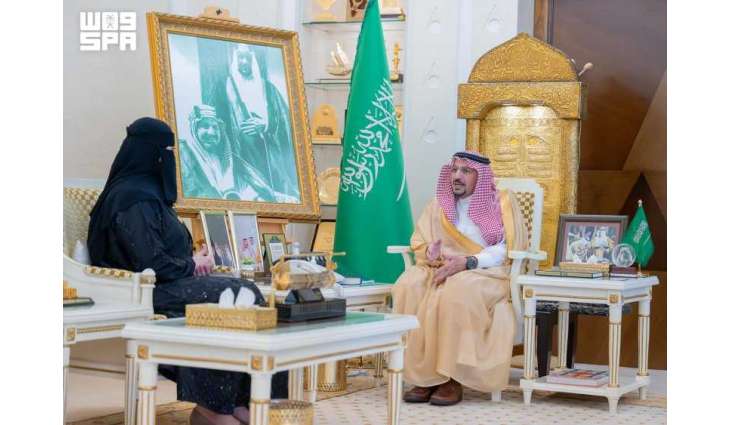 أمير القصيم يستقبل مديرة الأحوال المدنية بالمنطقة