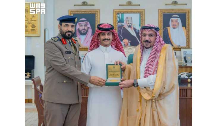 أمير منطقة القصيم يُكرِّم السلوم تقديرًا لموقفه في التعامل مع مركبة مشتعلة وإبعادها عن موقعها