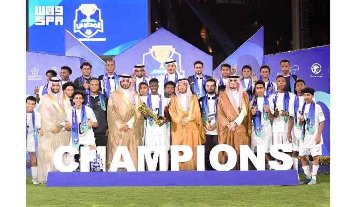 نائب وزير الرياضة يتوّج متوسطة أحد المسارحة بلقب نخبة دوري المدارس