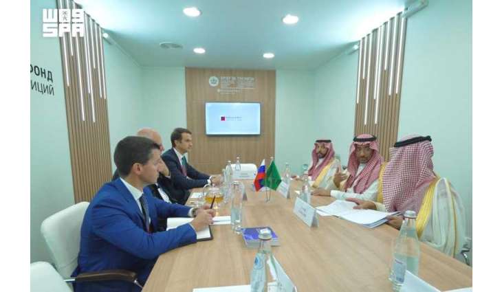 وزير الصناعة والثروة المعدنية يجتمع مع الرئيس التنفيذي لصندوق الاستثمار المباشر الروسي