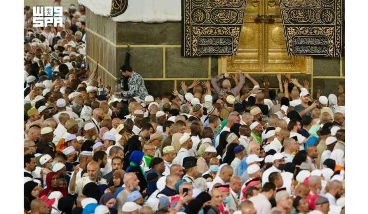 الملتزم بالكعبة المشرفة.. موضع تضرع وابتهال يُجسِّد عمق الارتباط ببيت الله الحرام