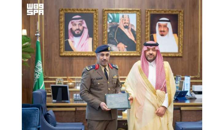 أمير منطقة الحدود الشمالية يتسلّم التقرير السنوي للدفاع المدني بالمنطقة لعام 2025م