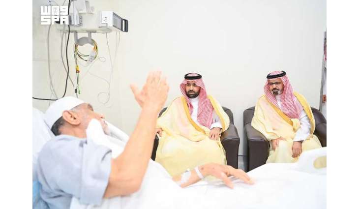 أمير منطقة جازان ونائبه يزوران شيخ شمل محافظة ضمد للاطمئنان على صحته