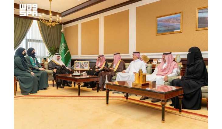 نائب أمير منطقة تبوك يستقبل الطالبات الفائزات بمعرض 