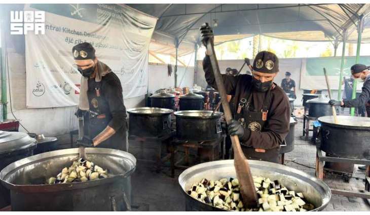 KSrelief Central Kitchen Continues Distribution of Hot Meals in Gaza Strip