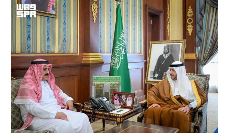 نائب أمير منطقة المدينة المنورة يستقبل مدير فرع الجمعية العربية السعودية للثقافة والفنون