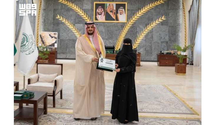 مُحافظ الطائف يُكرِّم طالبة حققت فضية معرض ITEX 2026 الدولي