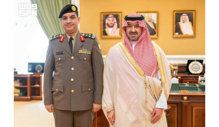 نائب أمير تبوك يُكرم عددًا من منسوبي مكافحة المخدرات بالمنطقة