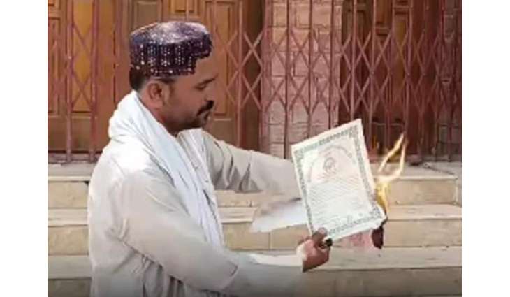 Unemployed graduate burns degrees in Quetta protest over joblessness