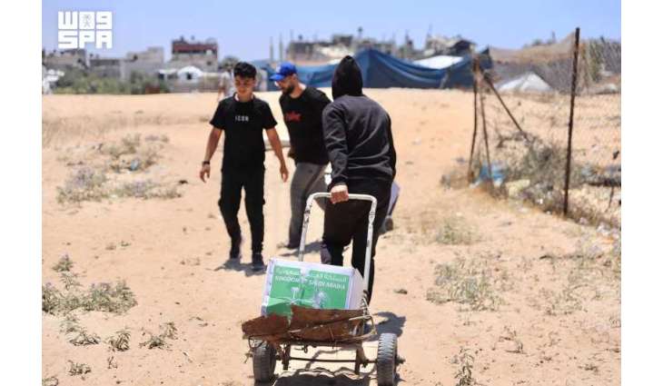 مركز الملك سلمان للإغاثة يواصل دعم الأمن الغذائي لإغاثة الشعب الفلسطيني في مدينة دير البلح بقطاع غزة